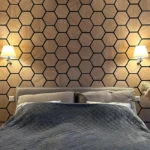 Акустические стеновые панели Hexagon (натуральный шпон) в спальне за изголовьем кровати