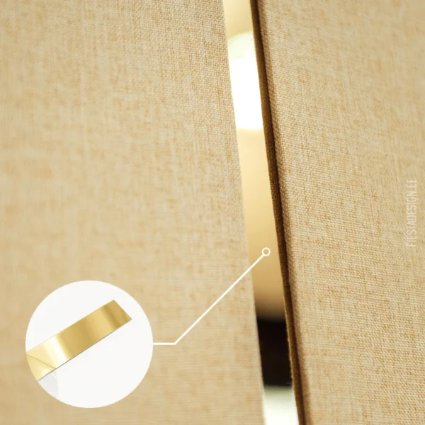 Vahega paigaldatud tekstiilpaneelid koos metalse dekoratiivribaga