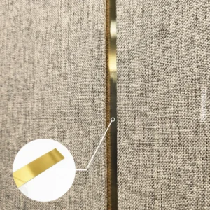 Vahega paigaldatud tekstiilpaneelid koos metalse dekoratiivribaga