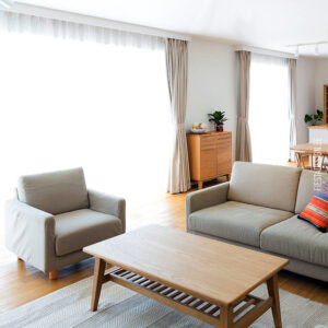 Декоративный плинтус CF2S Wallstyl перед шторой