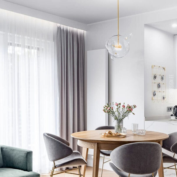 Декоративный плинтус CF2S Wallstyl перед шторой