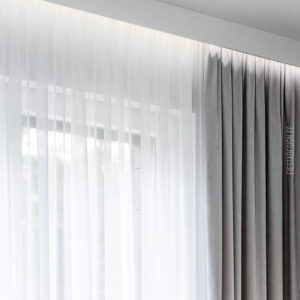 Декоративный плинтус CF2S Wallstyl перед шторой